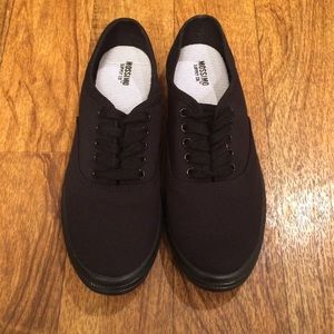 NWOT women’s canvas shoe